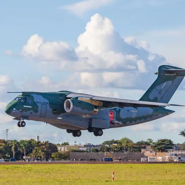 When comparing the three transport aircraft in competition, the C-390 Millennium has a maximum payload of 26,000 kg, compared with 19,000 to 20,000 kg for the C-130J-30 Super Hercules and 37,000 kg for the A400M Atlas. (Picture source: Brazilian Air Force)