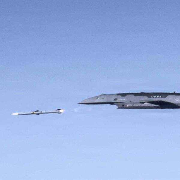 The U.S. Air Force demonstrated an F-22 Raptor commanding a YFQ-44A Fury combat drone during simulated air combat, paving the way for fighter pilots to control multiple autonomous aircraft carrying additional weapons and sensors. (Picture source: US DoD)