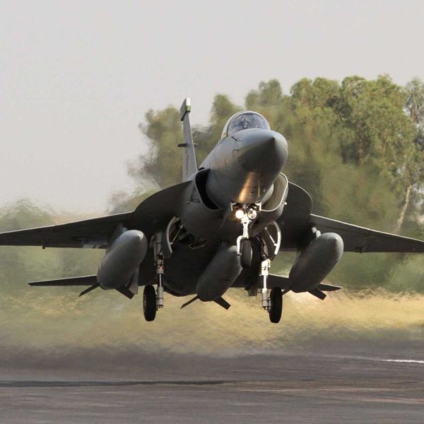 Oman opens talks with Pakistan and China about the purchase of JF-17 Thunder fighter jets despite already operating American F-16s and European Eurofighter Typhoons, although no acquisition agreement has been confirmed. (Picture source: Pakistan Air Force)