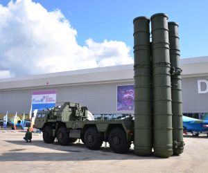 A Russian Armed Forces S-400 Triumf long-range air defense missile launcher. Turkey's reported plans to transfer its non-operational S-400 systems to a Gulf state have renewed attention on the future of the Russian-made air defense system and Ankara's defense relations with NATO.
