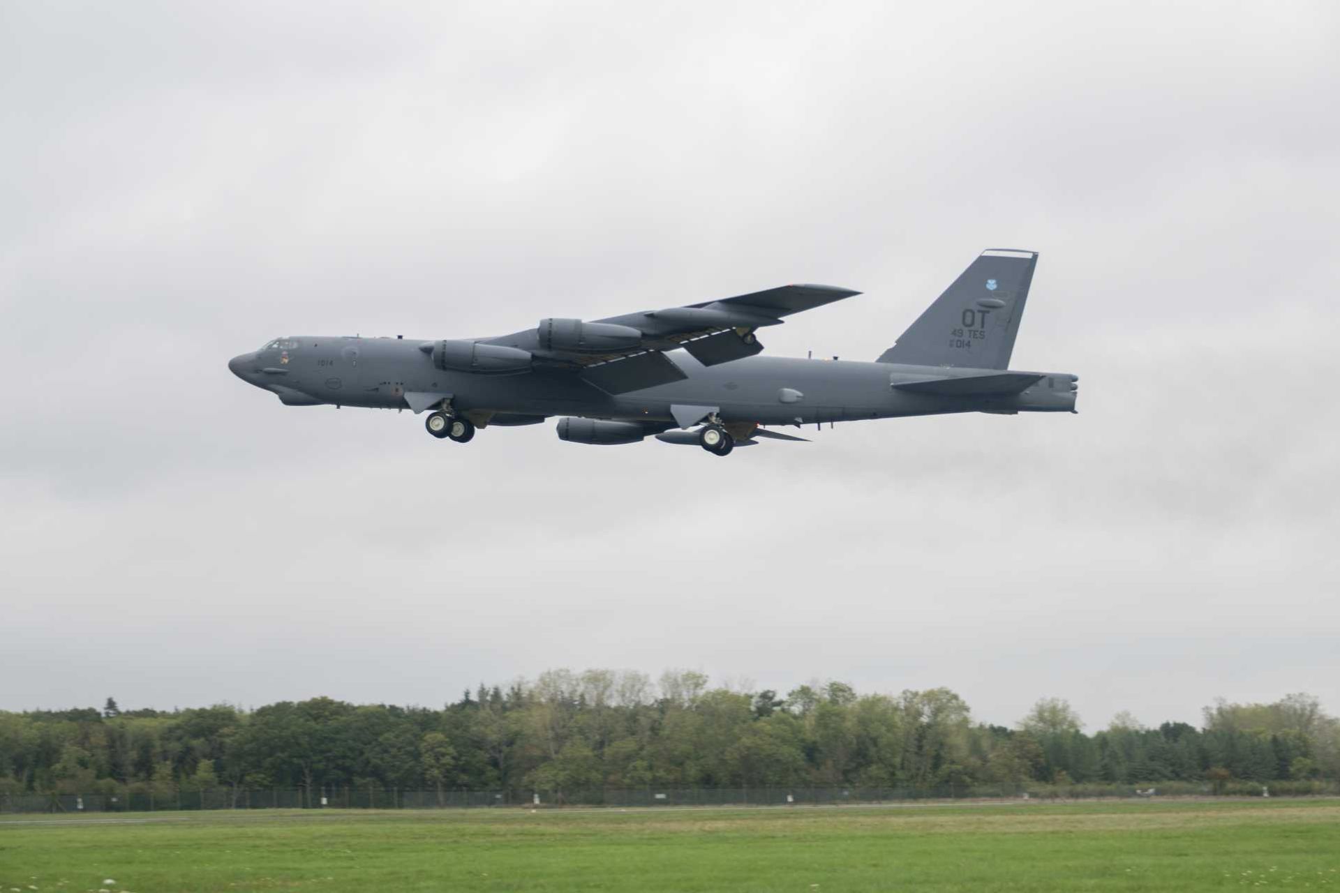 The B-52H Stratofortress will become a central element of this campaign, as it is able to carry nearly 32,000 kg of Joint Direct Attack Munitions, air-launched cruise missiles, and naval mines within the same sortie. (Picture source: US Air Force)