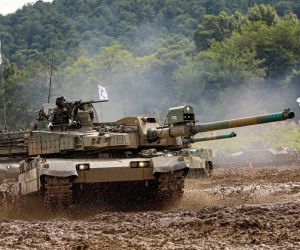The K2 already uses a layered protection arrangement combining composite armor and reactive elements, while Hyundai Rotem offers configurations compatible with soft-kill or hard-kill protection systems (Picture source: South Korean Army)