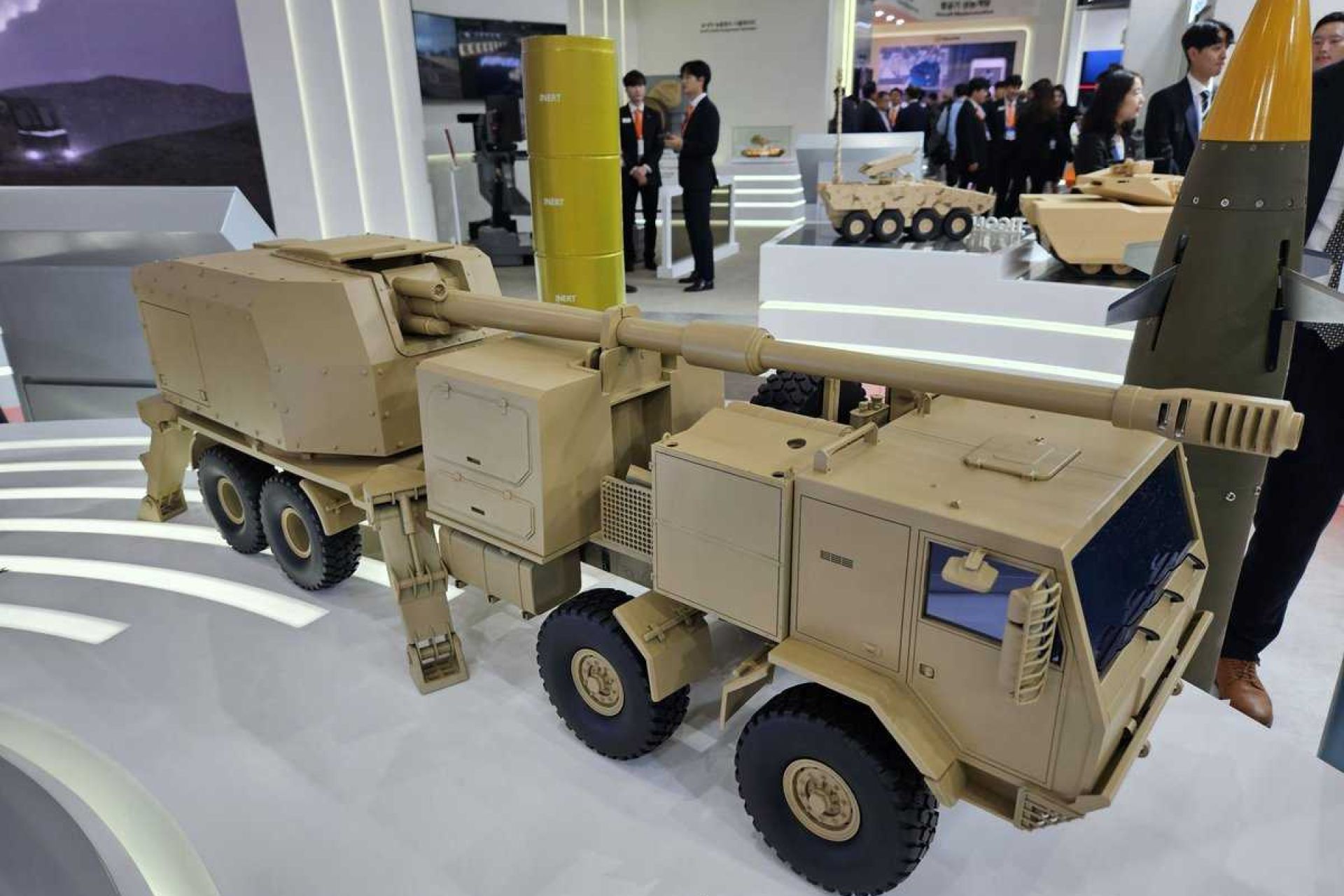Hanwha Defense USA is pitching its K9-based 155mm Mobile Tactical Cannon to the U.S. Army as a fast-fielding, high-mobility artillery solution combining long-range firepower, rapid reload capability, and expanded U.S. industrial production (Picture source: Korea Defense Blog).