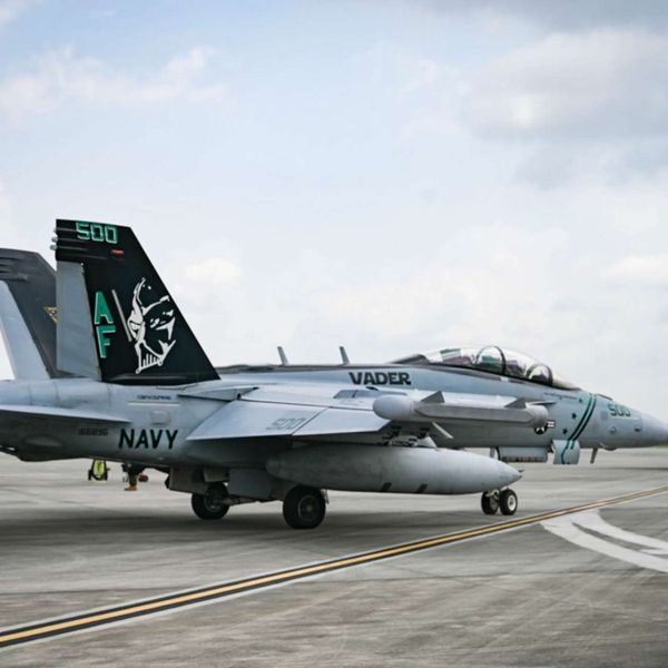 Australia’s $250 million U.S. training package will sustain RAAF F/A-18F Super Hornet strike fighters and EA-18G Growler electronic attack aircraft, reinforcing crew readiness, maintenance capacity, and interoperability for long-range strike and electromagnetic warfare missions in the Indo-Pacific (Picture source: U.S. DoW).