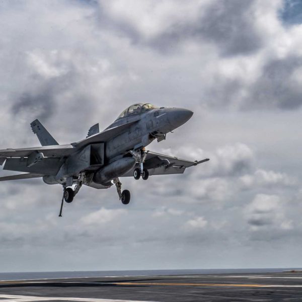 U.S. Navy F/A-18E/F Super Hornet powered by twin F414-GE-400 engines, highlighting the fleet sustained under GE’s new $2.875 billion logistics contract through 2031.