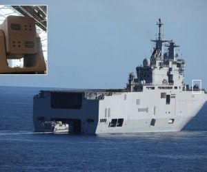 A French Navy Mistral-class amphibious assault ship observed off Toulon on September 21, 2026, with what appears to be Naval Group’s Rampart multipurpose modular launcher fitted on the forward starboard sponson. Inset: Rampart launcher prototype. (Picture source: Main: @WarshipCam / Rampart: Army Recognition)