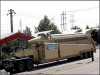 Ghadr-1 iranien missile ballistique à moyenne portée photo . L’iran a présenté un nouveau missile ballistique à moyenne portée, le Ghadr-1 ( Power-1), qui aurait une portée de 1800 km.Cependant, les experts qui ont examiné les photos de la parade du 22 septembre à Téhéran ont fait savoir que ce nouveau système ressemblait très fort à une variante du système de missile Shahab 3. La parade annuel, qui commémore l’anniversaire du début de la guerre Iran-Irak de 1980-1988, permet aux autorités iraniennes de présenter le développement de nouvelles armes par l’Iran. Les officiels du pays ont fat savoir que la portée du missile de 1800 km, était suffisante pour atteindre les bases américaine au Moyent-Orient et Israël. Uzi Rubin, directeur de l’ ”Israel's Ballistic Missile Defence Organisation”, a dit : le véhicule semble identique au Shahab 3, avec une forme un peu différente, qui a été présenté lors de la parade de 2004 et à l’époque on annonçait une portée de 2000 km pour ce nouveau missile. D’autres sources militaires indiquent qu’ils ont pas reconnu un nouveau missile. Les variantes plus ancienne du Shahab 3, avec la forme conique aurait été déclaré comme ayant une portée de 1300 km. D’après Uzir Rubin, l’Iran avait déclaré à l’époque que le Shahab avait une portée de 2.000 km, il ne voit pas la raison d’annoncer ce nouveau missile avec une portée de 1800 km.Des membres des forces armée iraniennes ont déclaré lors de la parde du 23 septembre 2007, que le nouveau missile Ghadr-1, avait une portée de 2500 km. 