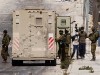 photo Israélien véhicule blindé à roues armée israélienne. Un soldat israélien tire des gaz durant un raid de l'armée sur le camp de réfugiés de Al Ain sur la bande Ouest du village de Nablus, ce 20 sptembre 2007. Les résidents du camp de réfugiés de Nablus ont fait savoir qu'ils manquaient de nourriture et d'eau, après les trois jours de combats de l'armée israélienne et des militants palestiniens. L'armée israélienne permet d'acheminer de la nourriture et du soutien médical à l'intérieur du camp de Ein Bet Ilmeh, d’après la porte parole militaire Zidki Mamman. Mais avec le couvre feu sévère imposé par l'armée israélienne depuis mardi, 5000 des résidents du camp ne veulent pas laisser leurs maisons pour acheter de la nourriture. 