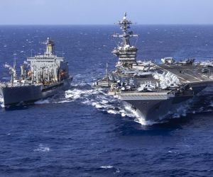 U.S. Navy USS Abraham Lincoln (CVN 72) underway in the Pacific as part of its redeployment toward the Middle East, January 2026. The aircraft carrier leads a U.S. Navy strike group repositioning amid rising tensions with Iran and potential escalation scenarios in the CENTCOM area of operations.