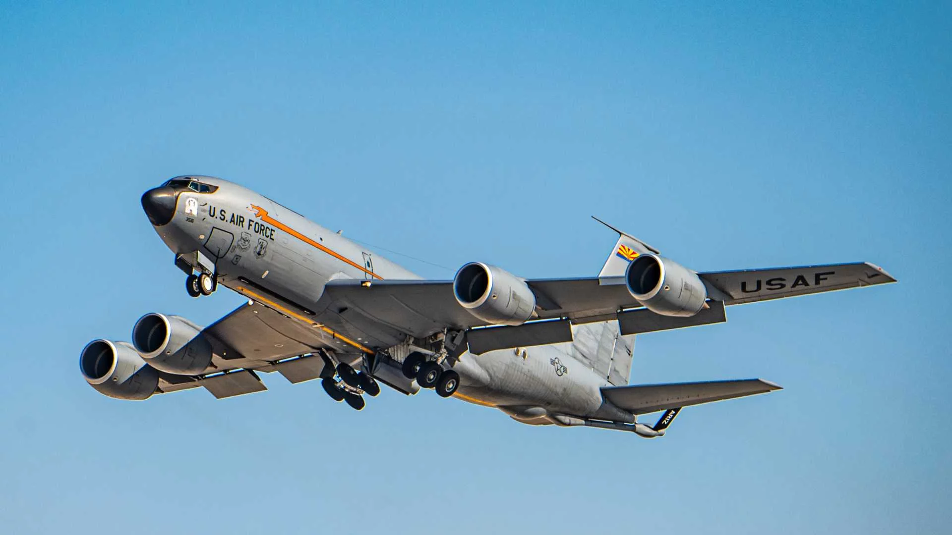 Argentine_Air_Force_eyes_two_US-made_Boeing_KC-135R_Stratotankers_for_incoming_F-16_fighter_fleet_925_001-bb4ba25d.webp